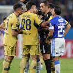 Utilice este título los antecedentes del árbitro Ostojich y las esquirlas del Superclásico y cree en base a ese titulo original un titulo nuevo, preciso, comprensible y que no pierda relacion con el titulo original. Necesito que me devuelvas solo y nada mas que el titulo nuevo.