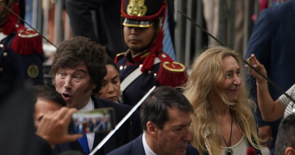 los chats calientes del Gobierno y la impaciencia por el aguante al funcionario