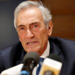 Utilice este título renunció Gabriele Gravina, presidente de la Federación de fútbol tras ocho años y cree en base a ese titulo original un titulo nuevo, preciso, comprensible y que no pierda relacion con el titulo original. Necesito que me devuelvas solo y nada mas que el titulo nuevo.