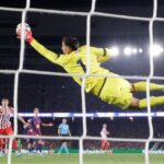 Utilice este título todas sus atajadas para el triunfo del Atl. de Madrid vs Barcelona y cree en base a ese titulo original un titulo nuevo, preciso, comprensible y que no pierda relacion con el titulo original. Necesito que me devuelvas solo y nada mas que el titulo nuevo.