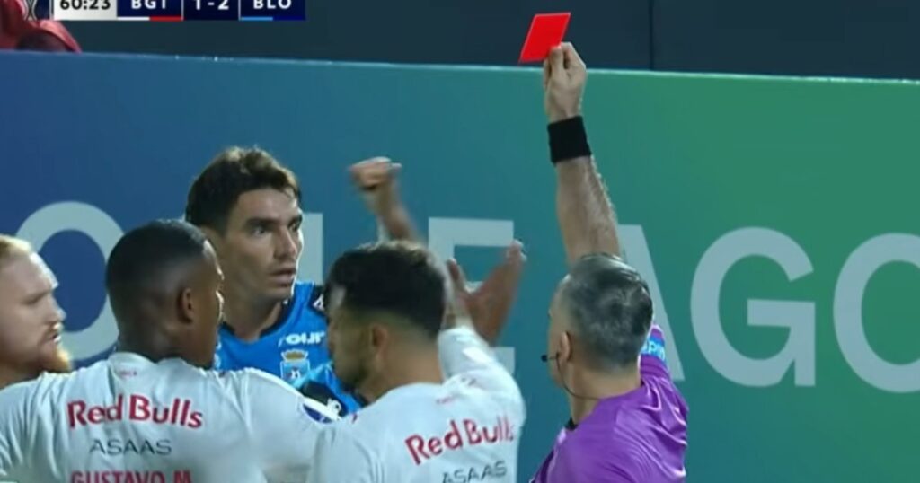 un argentino pegó dos patadas en la misma jugada, le sacaron dos amarillas y se fue expulsado