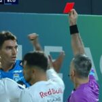 Utilice este título un argentino pegó dos patadas en la misma jugada, le sacaron dos amarillas y se fue expulsado y cree en base a ese titulo original un titulo nuevo, preciso, comprensible y que no pierda relacion con el titulo original. Necesito que me devuelvas solo y nada mas que el titulo nuevo.