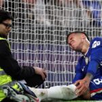 Utilice este título volvió tras los dos partidos de suspensión, Chelsea perdió con Manchester United y se fue con un susto y cree en base a ese titulo original un titulo nuevo, preciso, comprensible y que no pierda relacion con el titulo original. Necesito que me devuelvas solo y nada mas que el titulo nuevo.