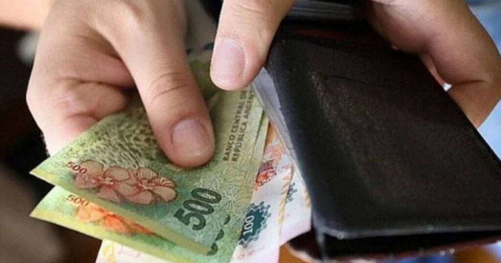7 de cada 10 trabajadores dicen que su sueldo rinde menos que hace un año