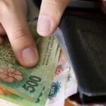 Utilice este título  7 de cada 10 trabajadores dicen que su sueldo rinde menos que hace un año y cree en base a ese titulo original un titulo nuevo, preciso, comprensible y que no pierda relacion con el titulo original. Necesito que me devuelvas solo y nada mas que el titulo nuevo.