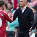 Utilice este título Arne Slot fue despedido tras dos temporadas y un cierre decepcionante y cree en base a ese titulo original un titulo nuevo, preciso, comprensible y que no pierda relacion con el titulo original. Necesito que me devuelvas solo y nada mas que el titulo nuevo.