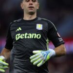 Utilice este título Aston Villa de Dibu Martínez vs Nottingham Forest EN VIVO por la Europa League: minuto a minuto de la semifinal y cree en base a ese titulo original un titulo nuevo, preciso, comprensible y que no pierda relacion con el titulo original. Necesito que me devuelvas solo y nada mas que el titulo nuevo.