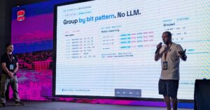 Ekoparty abrió su primera edición internacional con IA, chips y cámaras bajo la lupa