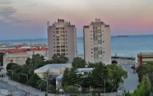El cielo estará mayormente cubierto durante gran parte del día, con lloviznas por la mañana.