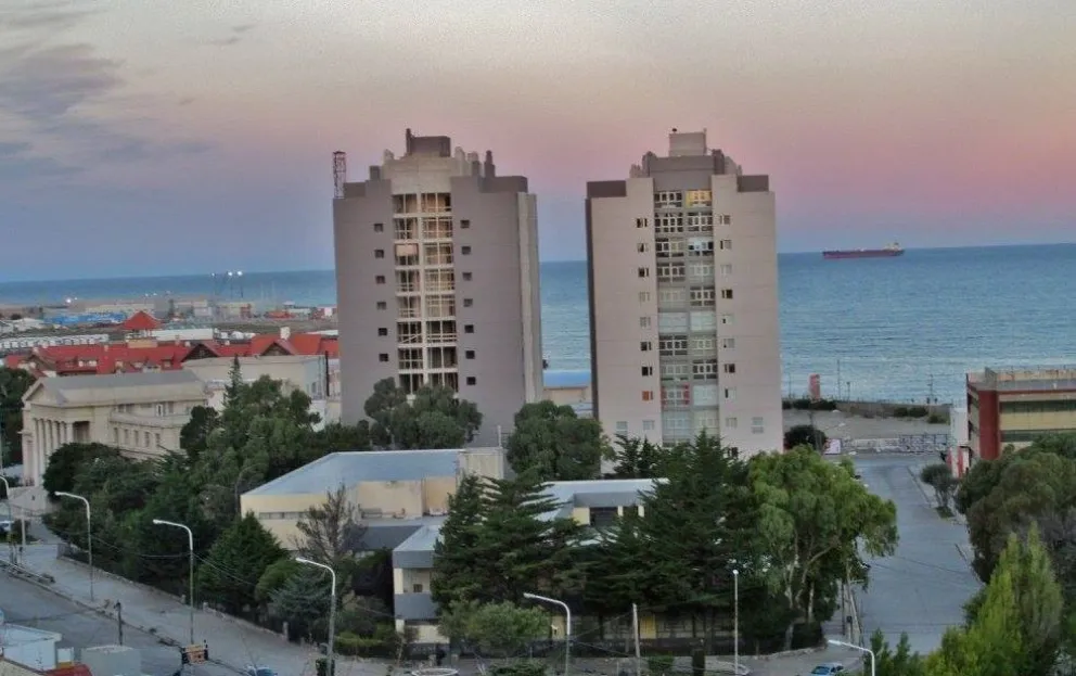 El cielo estará mayormente cubierto durante gran parte del día, con lloviznas por la mañana.