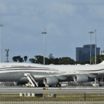 Utilice este título El lujoso Boeing 747 de 400 millones de dólares donado por Qatar a Trump es tan grande que no cabe en el hangar del Air Force One y cree en base a ese titulo original un titulo nuevo, preciso, comprensible y que no pierda relacion con el titulo original. Necesito que me devuelvas solo y nada mas que el titulo nuevo.