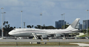 El lujoso Boeing 747 de 400 millones de dólares donado por Qatar a Trump es tan grande que no cabe en el hangar del Air Force One