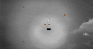 Filmaron un ovni "con forma de diamante" viajando a 804 km por hora