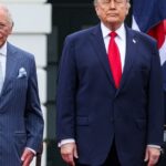 Utilice este título Gran Bretaña destituye al número dos de su embajada en Washington por supuestas filtraciones de información secreta sobre Irán y cree en base a ese titulo original un titulo nuevo, preciso, comprensible y que no pierda relacion con el titulo original. Necesito que me devuelvas solo y nada mas que el titulo nuevo.
