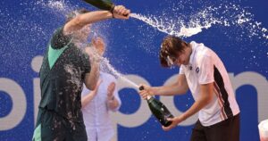 Ignacio Buse fue el inesperado campeón del ATP 500 de Hamburgo y hasta tuvo que pedir ayuda para descorchar el champagne