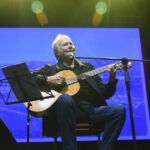 Utilice este título  Joan Manuel Serrat recibirá el primer Premio de Honor de la Academia de la Música de España y cree en base a ese titulo original un titulo nuevo, preciso, comprensible y que no pierda relacion con el titulo original. Necesito que me devuelvas solo y nada mas que el titulo nuevo.