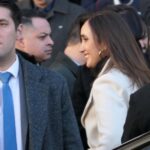 Utilice este título Karina Milei dejó a Villarruel afuera de la comitiva oficial para el Tedeum por el 25 de mayo y cree en base a ese titulo original un titulo nuevo, preciso, comprensible y que no pierda relacion con el titulo original. Necesito que me devuelvas solo y nada mas que el titulo nuevo.