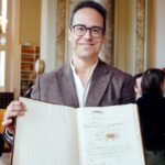 Utilice este título  Leonardo García Alarcón, el director argentino que recuperó una ópera perdida e inédita dedicada al Rey Luis XIV y la estrena en París y cree en base a ese titulo original un titulo nuevo, preciso, comprensible y que no pierda relacion con el titulo original. Necesito que me devuelvas solo y nada mas que el titulo nuevo.