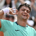 Utilice este título Mariano Navone aplastó al español Jaume Munar, ya está en semis y llega con todo a Roland Garros y cree en base a ese titulo original un titulo nuevo, preciso, comprensible y que no pierda relacion con el titulo original. Necesito que me devuelvas solo y nada mas que el titulo nuevo.