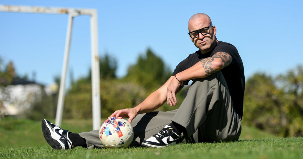 “No me retiré, soy un futbolista eterno”