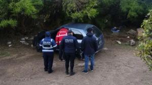 Roban un vehículo, lo incendian y lo abandonan en un cañadón