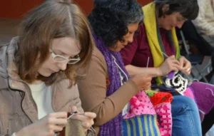 Tejer lazos: convocan a una tarde de mate, charlas y solidaridad