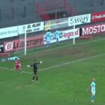Utilice este título Villa San Carlos y un blooper en el minuto 97 que costó el partido y cree en base a ese titulo original un titulo nuevo, preciso, comprensible y que no pierda relacion con el titulo original. Necesito que me devuelvas solo y nada mas que el titulo nuevo.
