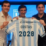 Utilice este título a quién buscará Milito para reemplazar al DT ídolo y campeón de la Sudamericana y cree en base a ese titulo original un titulo nuevo, preciso, comprensible y que no pierda relacion con el titulo original. Necesito que me devuelvas solo y nada mas que el titulo nuevo.