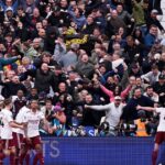 Utilice este título acaricia el título en la Premier League y le da una mano enorme al Tottenham y cree en base a ese titulo original un titulo nuevo, preciso, comprensible y que no pierda relacion con el titulo original. Necesito que me devuelvas solo y nada mas que el titulo nuevo.