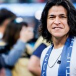 Utilice este título el mexicano que hizo de Dani Rojas se probó dos meses en un club y lo ficharon y cree en base a ese titulo original un titulo nuevo, preciso, comprensible y que no pierda relacion con el titulo original. Necesito que me devuelvas solo y nada mas que el titulo nuevo.