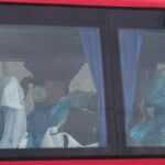 Utilice este título un pasajero francés presentó síntomas cuando era repatriado en avión y regularán por decreto los aislamientos y cree en base a ese titulo original un titulo nuevo, preciso, comprensible y que no pierda relacion con el titulo original. Necesito que me devuelvas solo y nada mas que el titulo nuevo.