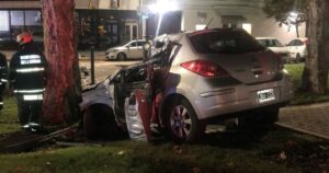 una mujer murió tras chocar con su auto contra un árbol