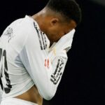 Utilice este título viaje polémico a Italia con Ester Expósito, cruce interno y bronca de los hinchas del Real Madrid y cree en base a ese titulo original un titulo nuevo, preciso, comprensible y que no pierda relacion con el titulo original. Necesito que me devuelvas solo y nada mas que el titulo nuevo.