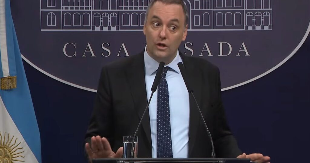 ¿Cuántos dólares en efectivo gastó Manuel Adorni? Los números que están bajo la lupa de la justicia