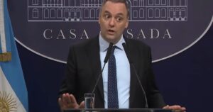 ¿Cuántos dólares en efectivo gastó Manuel Adorni? Los números que están bajo la lupa de la justicia