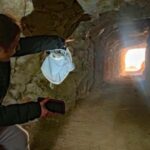 Utilice este título Arqueólogos descubren un misterioso e impresionante túnel antiguo abierto en la roca y cree en base a ese titulo original un titulo nuevo, preciso, comprensible y que no pierda relacion con el titulo original. Necesito que me devuelvas solo y nada mas que el titulo nuevo.