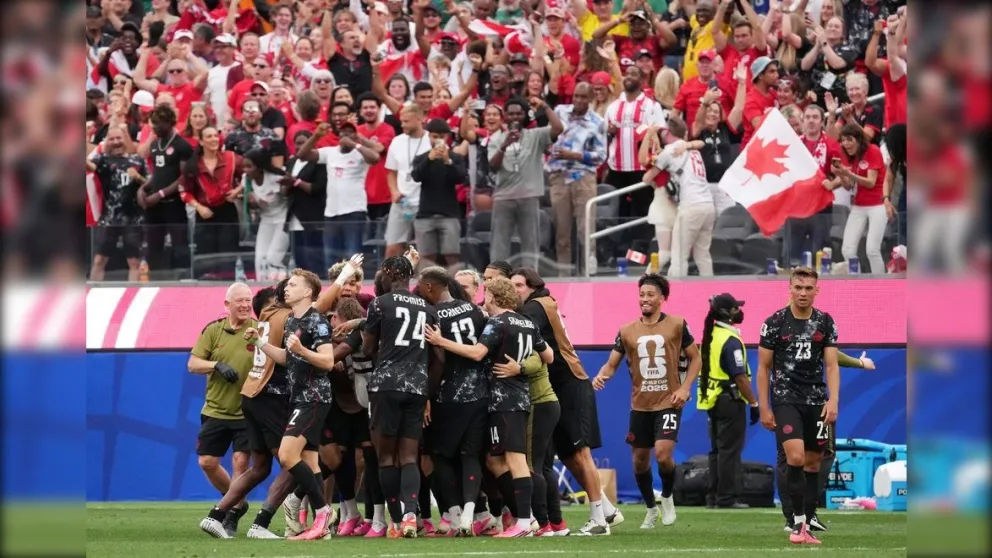Canadá aguantó hasta el final, venció a Sudáfrica con un golazo agónico y avanzó a octavos de final