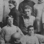 Utilice este título  Charles Ives y la experiencia de llevar una final de fútbol americano a una partitura y cree en base a ese titulo original un titulo nuevo, preciso, comprensible y que no pierda relacion con el titulo original. Necesito que me devuelvas solo y nada mas que el titulo nuevo.