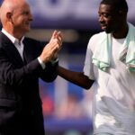 Utilice este título Con un triplete descomunal de Dembélé, Francia goleó a una Noruega sin Haaland y se aseguró el primer lugar del grupo y cree en base a ese titulo original un titulo nuevo, preciso, comprensible y que no pierda relacion con el titulo original. Necesito que me devuelvas solo y nada mas que el titulo nuevo.