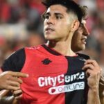 Utilice este título Confirmaron la grave lesión de Saúl Saucedo, el defensor de Newell’s que protagonizó un choque en el que murió un docente y cree en base a ese titulo original un titulo nuevo, preciso, comprensible y que no pierda relacion con el titulo original. Necesito que me devuelvas solo y nada mas que el titulo nuevo.