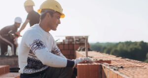 Cuánto cobra un albañil en junio de 2026 tras el nuevo aumento de la UOCRA