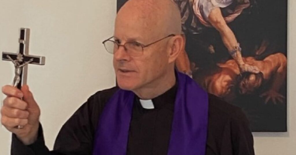 Destituyeron a un sacerdote exorcista por sus comentarios sobre ovnis y demonios
