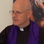 Utilice este título Destituyeron a un sacerdote exorcista por sus comentarios sobre ovnis y demonios y cree en base a ese titulo original un titulo nuevo, preciso, comprensible y que no pierda relacion con el titulo original. Necesito que me devuelvas solo y nada mas que el titulo nuevo.