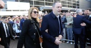 El Gobierno confirmó que la esposa de Adorni fue la única familiar que integró una comitiva oficial en los viajes de Milei al exterior