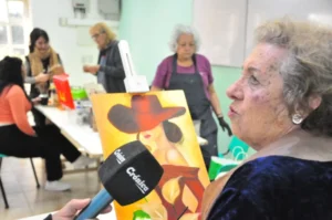 El arte de no quedarse quieta: María de los Dolores Barrientos y la ilusión de pintar a los 88 años