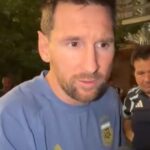 Utilice este título El gesto de Lionel Messi con un periodista venezolano en silla de ruedas que se mezcló entre los fanáticos para entrevistarlo y cree en base a ese titulo original un titulo nuevo, preciso, comprensible y que no pierda relacion con el titulo original. Necesito que me devuelvas solo y nada mas que el titulo nuevo.