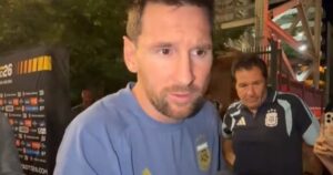 El gesto de Lionel Messi con un periodista venezolano en silla de ruedas que se mezcló entre los fanáticos para entrevistarlo