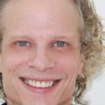 Utilice este título “Hay que estar alerta porque a diferencia de otros factores de riesgo de la crianza visibles, como la salud mental o el uso de sustancias, el abuso del celular por parte de los padres no es tan visible” y cree en base a ese titulo original un titulo nuevo, preciso, comprensible y que no pierda relacion con el titulo original. Necesito que me devuelvas solo y nada mas que el titulo nuevo.