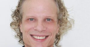 "Hay que estar alerta porque a diferencia de otros factores de riesgo de la crianza visibles, como la salud mental o el uso de sustancias, el abuso del celular por parte de los padres no es tan visible"