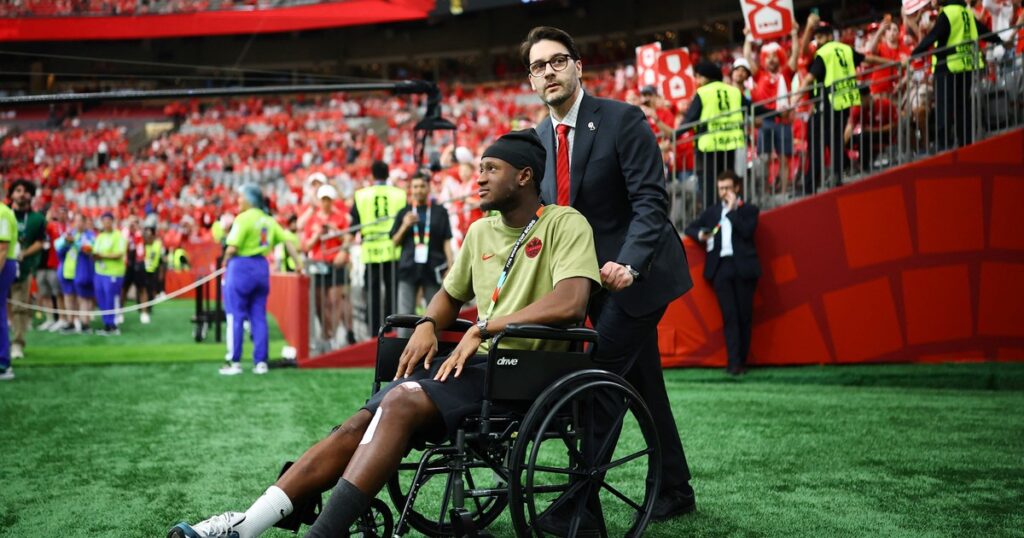 Ismael Koné acompañó a Canadá en silla de ruedas